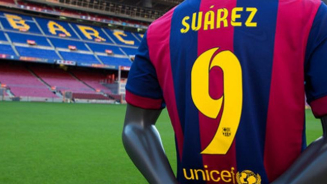 Kostum Luis Suarez di Camp Nou