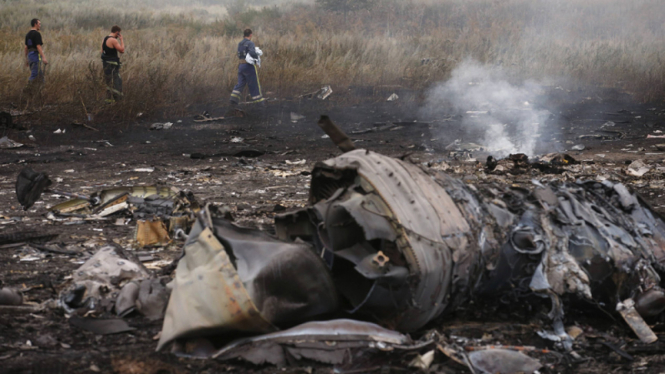 Puing Pesawat Malaysia Airlines MH17 yang jatuh di sebelah timur Ukraina.