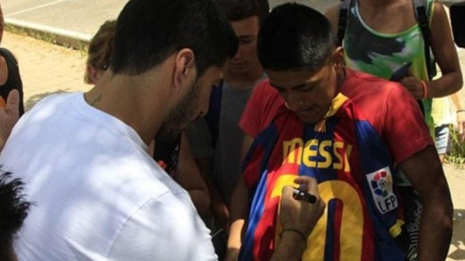 Luis Suarez dipaksa tanda tangan jersey Lionel Messi