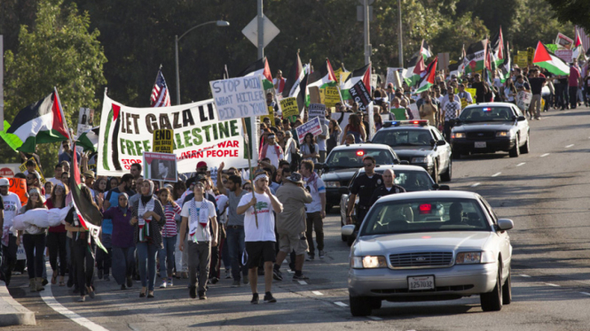 Ilustrasi warga menggelar demonstrasi di jalanan Los Angeles.