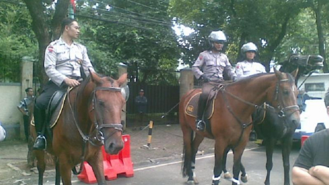 Polisi Berkuda Jaga KPU