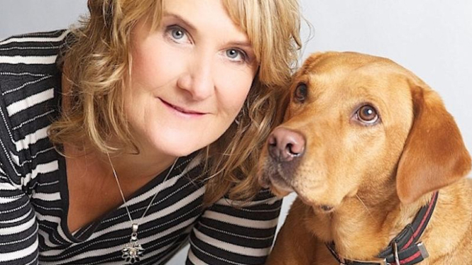 Dr Claire Guest dan Daisy, anjing pengendus kanker
