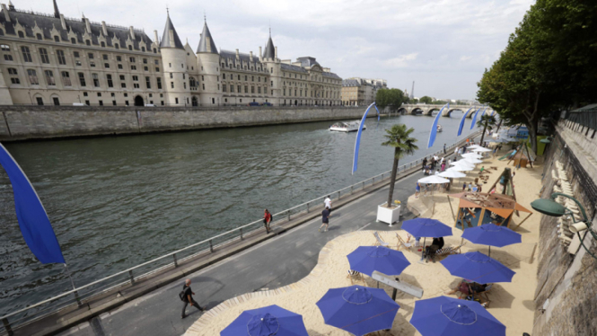 Pantai buatan di pinggir Sungai Seine