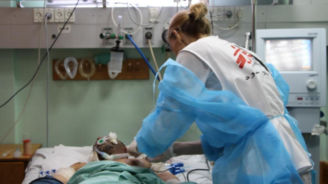 Dokter Lintas Batas (MSF) merawat korban luka di RS Al Shifa