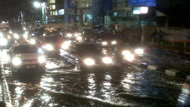 Banjir di Jalan Raya Margonda, Depok, Jawa Barat.