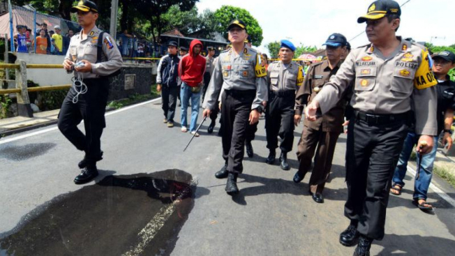 Kapolda Jawa Barat Irjen (Pol) M Iriawan meninjau Jembatan Cibaruyan, Ciamis