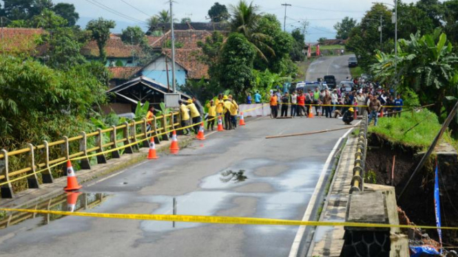 Jembatan Cibaruyan, Ciamis, ambrol.