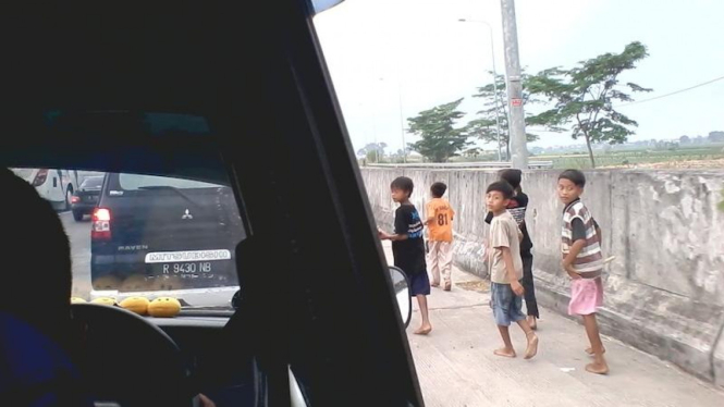Anak-anak yang berkeliaran dan mengemis di pintu keluar tol Pejagan.