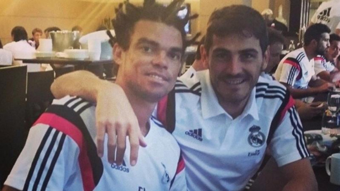 Bek Real Madrid, Pepe memamerkan gaya rambut baru.