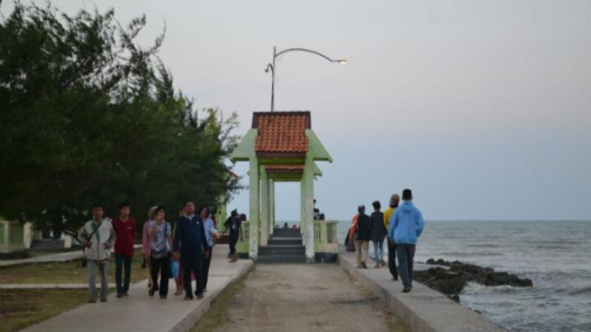 Suasana Pantai Boom Tuban Di Hari Lebaran Viva