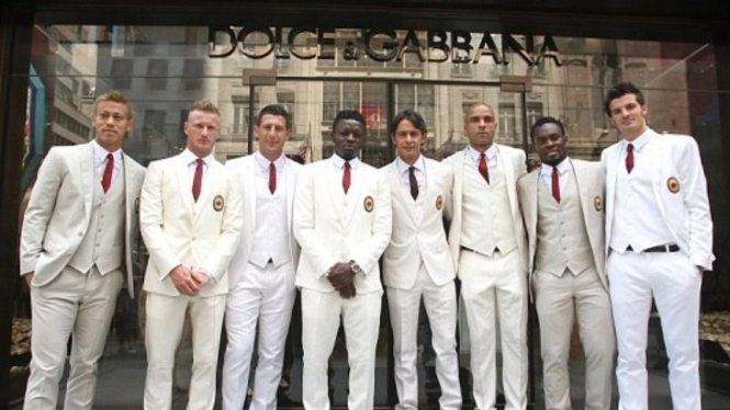 Pemain AC Milan dengan jas warna putih