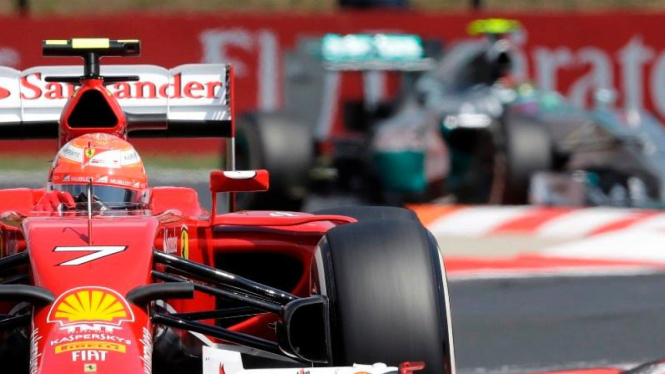 Pembalap Ferrari diikuti oleh pembalap Mercedes