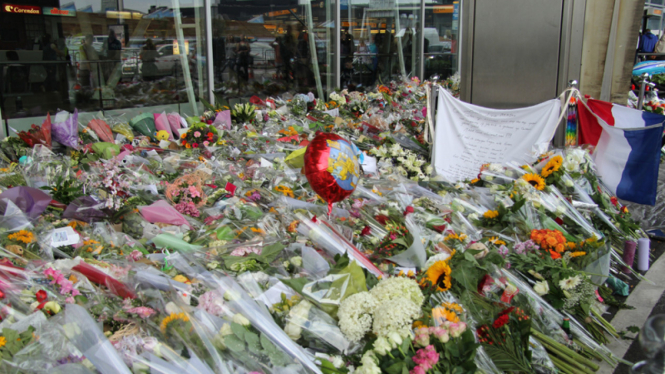 Bunga tanda duka cita korban pesawat MH17 di Bandara Schiphol