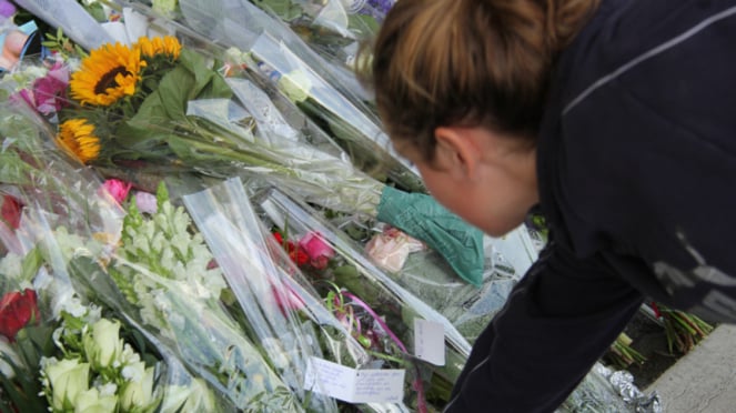 Señales de flores de las víctimas de MH17 en el aeropuerto de Schipol
