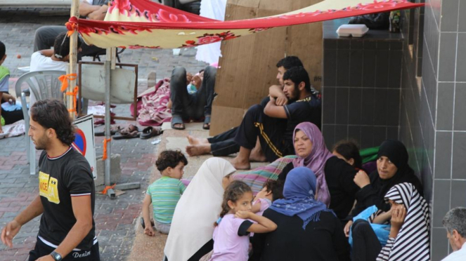 Keluarga terlantar mengungsi di pekarangan RS Al Shifa Kota Gaza. 
