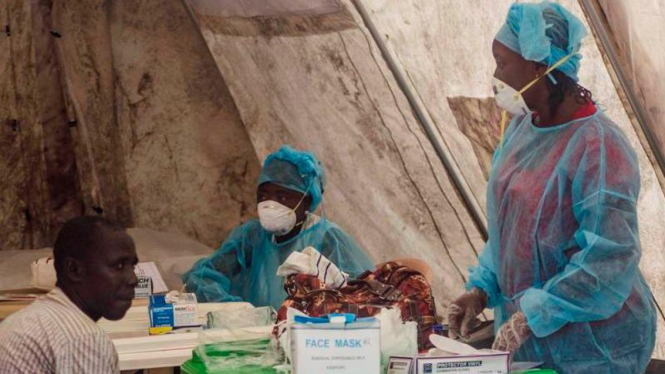 Petugas medis memeriksa darah pasien ebola di Sierra Leone