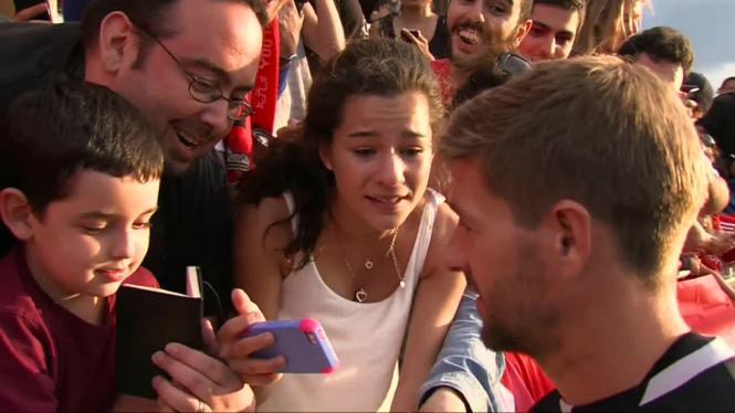 Seorang fans wanita menangis setelah berfoto dengan Steven Gerrard