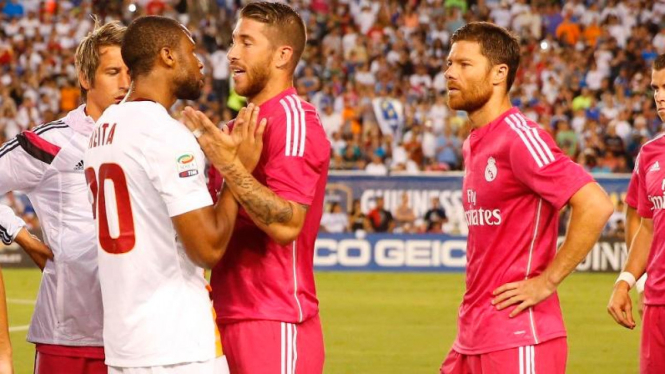 Seydou Keita (kiri) usai bersitegang dengan bek Real Madrid, Pepe.