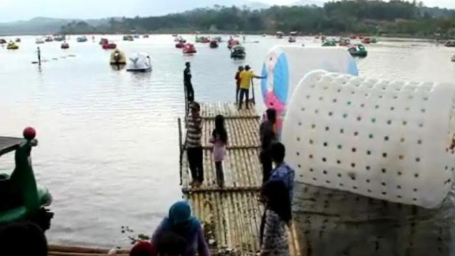 Obyek Wisata Situ Bagendit ramai dikunjungi wisatawan.