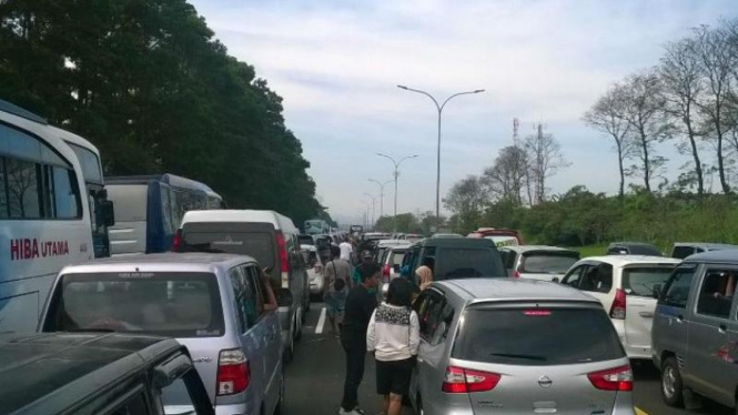 Antrean kendaraan di jalan tol yang akan keluar kawasan Gadog. 