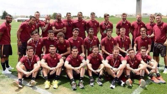 Para pemain AS Roma berfoto bersama.