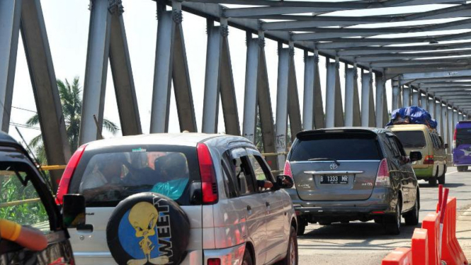 Antrean kendaraan yang akan melitasi Jembatan Comal, Pemalang