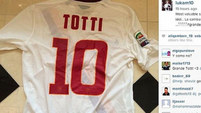 Kostum Totti yang dipamerkan Modric