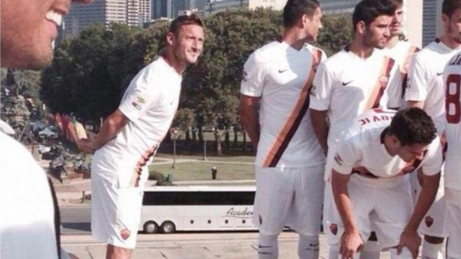 Kapten AS Roma, Francesco Totti meniru pose Ashley Cole.