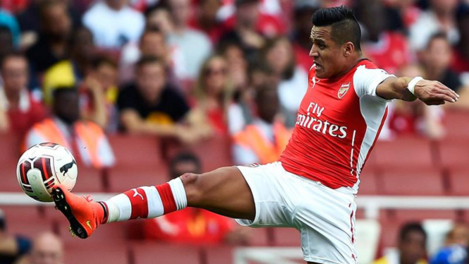 Alexis Sanchez berkostum Arsenal