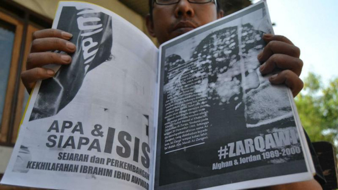 Warga menunjukkan majalah ISIS yang beredar di Malang, Jawa Timur.