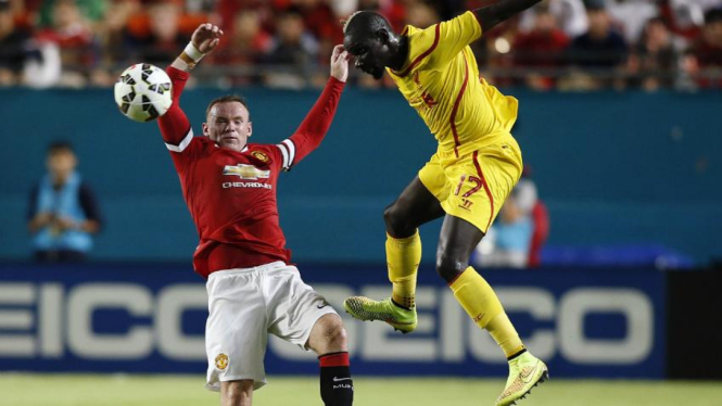 Wayne Rooney berebut bola dengan pemain Liverpool