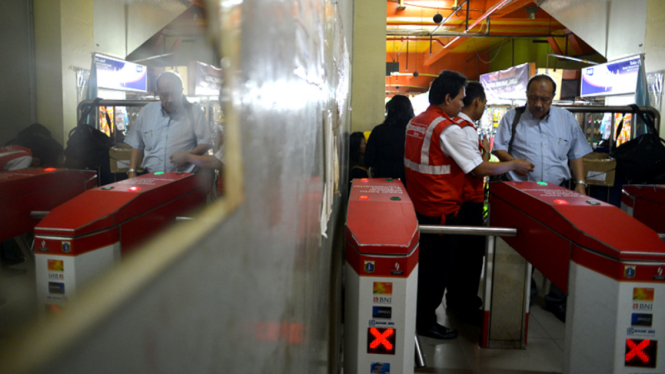 Pengguna Bus Transjakarta Memakai E-Ticketing