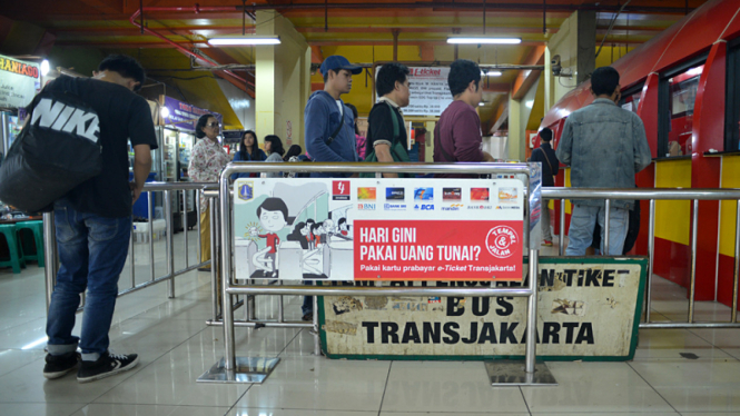 Pengguna Bus Transjakarta Memakai E-Ticketing