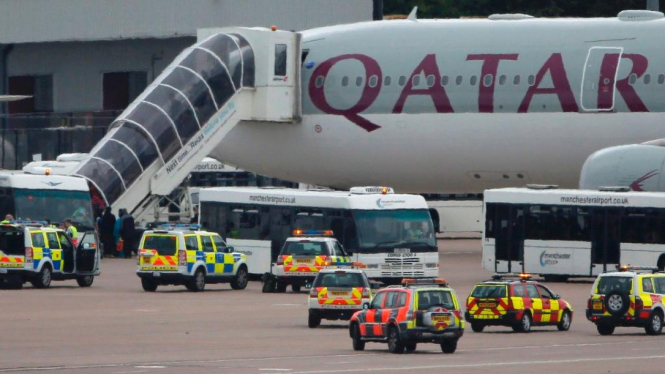 Pesawat Qatar Airways dijaga petugas keamanan di Bandara Manchester, Inggris, beberapa waktu silam. 