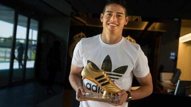 Pemain Kolombia, James Rodriguez, dengan trofi 'Sepatu Emas'