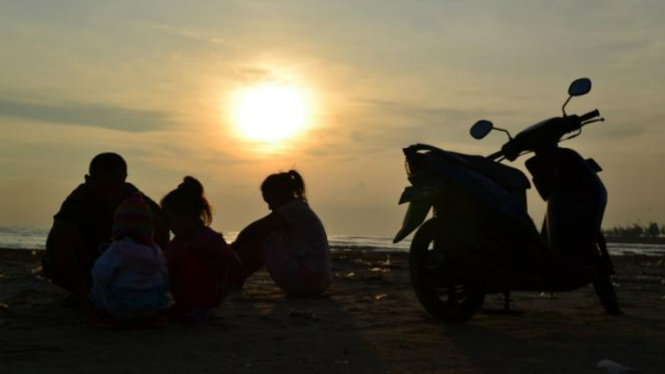 Indahnya Fajar Di Pantai Cemara Tuban Viva