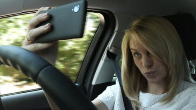 Aksi selfie saat mengemudi.
