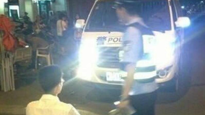 ini hukuman yang diberlakukan polisi Senzhen pada pengguna lampu depan mobil super terang.