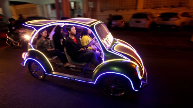 Sepeda hias yang menyerupai mobil di alun-alun Yogya