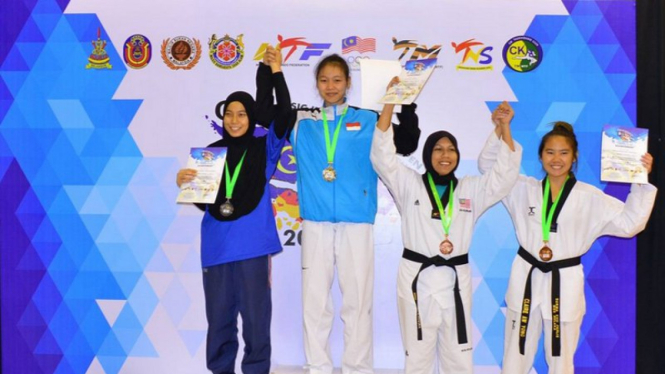 Taekwondoin UTI Pro Indonesia, Ririn Agustina, meraih medali emas