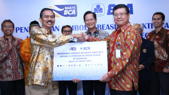 Penyerahan Simbolis Beasiswa Bakti BCA kepada 16 PTN di Indonesia