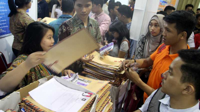 Pengunjung Padati Bursa Kerja di Istora Senayan