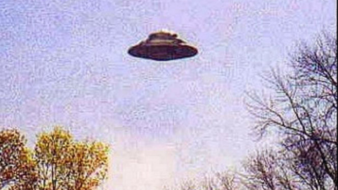 Ilustrasi penampakan UFO.