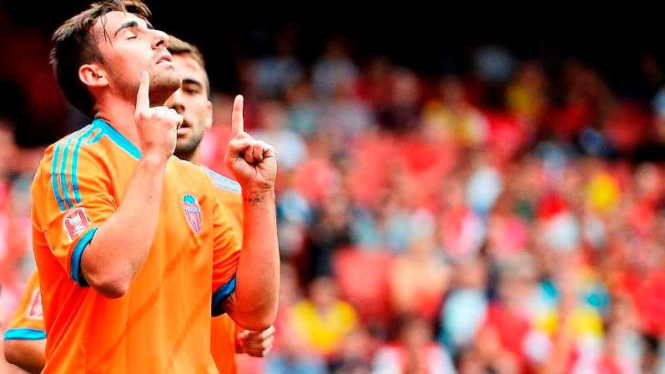 Pemain Valencia, Paco Alcacer merayakan gol