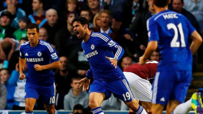 Striker Chelsea, Diego Costa (tengah) usai mencetak gol ke gawang Burnley