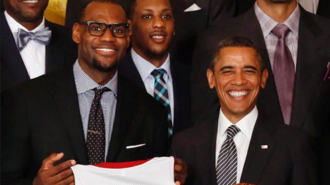 LeBron James (kiri) dan Barack Obama