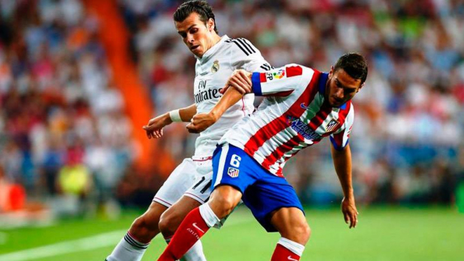 Gareth Bale berduel dengan Koke pada laga Piala Super Spanyol.