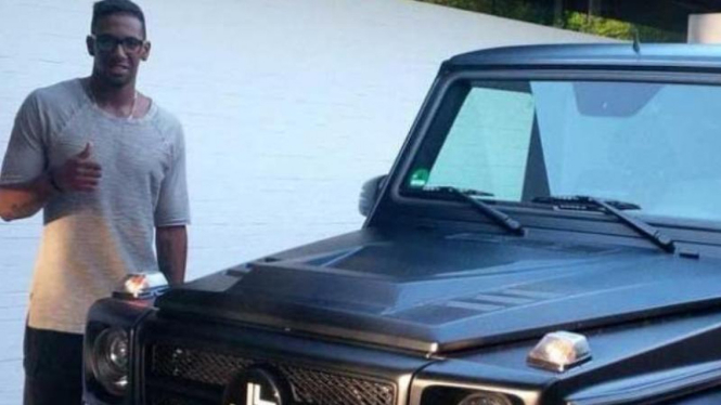 Jerome Boateng bersama mobil barunya.