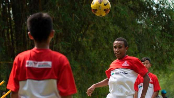 Pemain Indonesia sedang mengikuti seleksi Pertamina Soccer Star