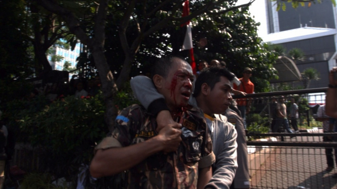 Sidang Putusan Gugatan di MK, Massa Padati Depan Gedung Indosat